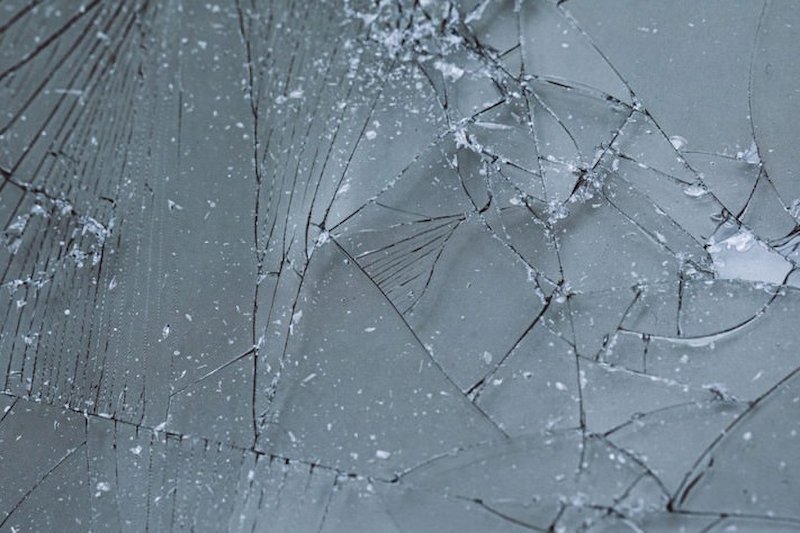 割れているガラス